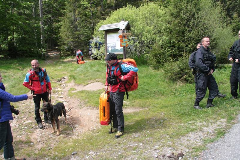 Oblast Národního parku Šumava od Nového Údolí přes Vltavskou cestu k Nové Peci až po Plešné jezero se ve čtbrtek stala místem pátrání po dvanácti ztracených účastnících nelegálního závodu. Naštěstí se jednalo o součinnostní cvičení záchranných složek.