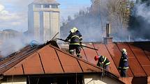 Sbory dobrovolných hasičů Čkyně, Vacov, Vlachovo Březí a profesionální jednotky z Vimperka a Prachatic zasahovaly ve středu při požáru bytu v areálu firmy Lignointerier ve Čkyni.