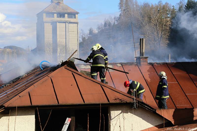 Sbory dobrovolných hasičů Čkyně, Vacov, Vlachovo Březí a profesionální jednotky z Vimperka a Prachatic zasahovaly ve středu při požáru bytu v areálu firmy Lignointerier ve Čkyni.