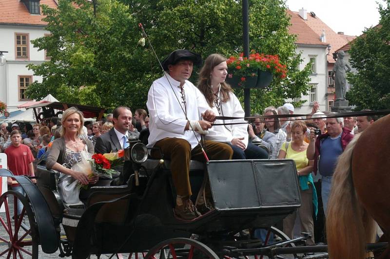 Sobotní program Slavností Zlaté stezky v Prachaticích odstartoval příchod historického průvodu s hlavním hostem letošních slavností Helenou Vondráčkovou.