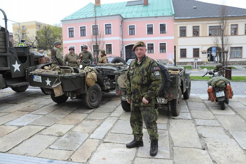 V pátek 6. května 2022 přijela do Volar kolona historických vozidel americké armády z Klubu vojenské historie Gabreta.