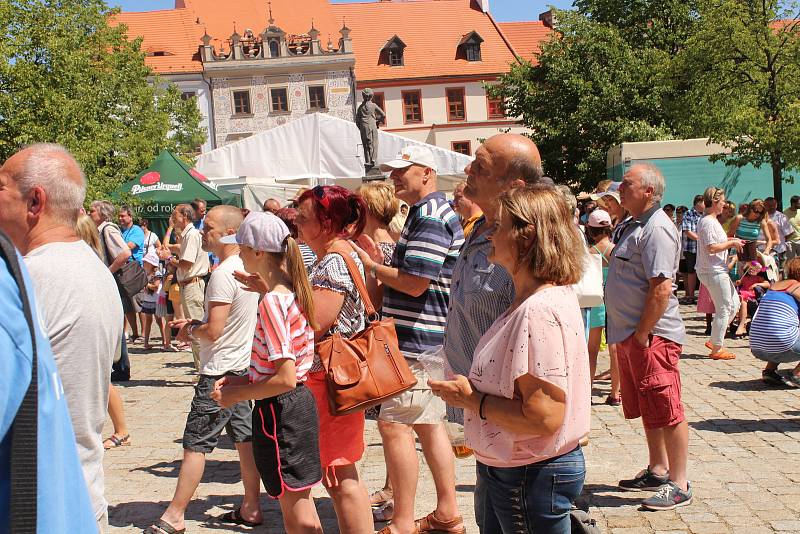 Zpěvačka Leona Machálková byla hlavním hostem slavností. Patřil jí první koncert sobotního dopoledne.