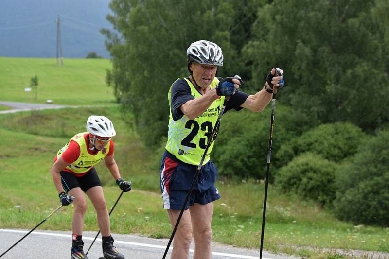 Lyžaři soutěžili na Šumavě na kolečkách.