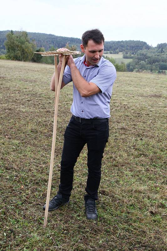 Novináři dostali možnost prohlédnout si péči o louku, kde hořeček roste. Zemědělec Jiří Mikeš.