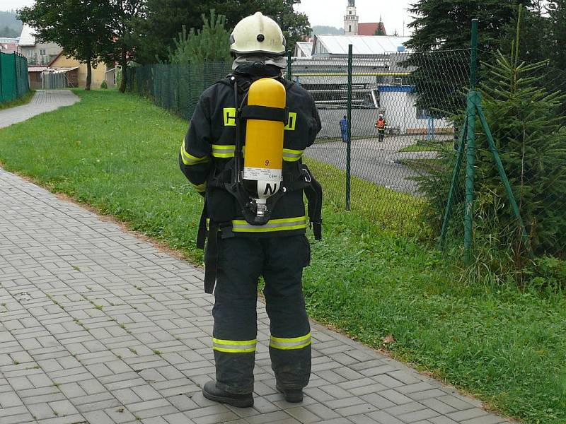 Deštivé počasí naštěstí zahnalo lidi z veřejného koupaliště Hulík v sousedství podniku domů. I tak hasiči hlídkovali u chodníku podél areálu, aby tudy nikdo nechodil, dokud nebude čistý vzduch.