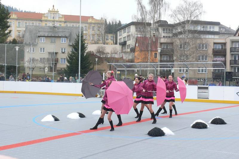 V rámci otevření arény se představily i vimperské mažoretky.