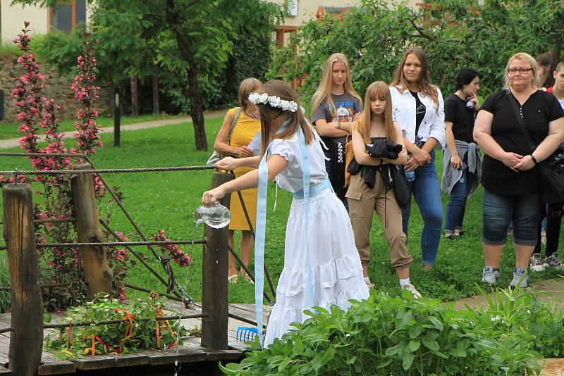 Slavnost otevírání studánek v hospicovém parku v Prachaticích.