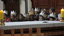 Od druhého ledna začala i na Prachaticku Tříkrálová sbírka. Koledníkům požehnali včera také při dětské mši v kostele svatého Jakuba v Prachaticích.