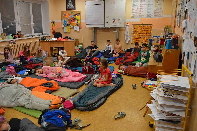 Děti z vacovské školy si užily spaní ve škole.