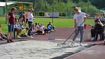 Městský stadion se zaplnil dětmi. Dům dětí a mládeže pro ně připravil atletickou soutěž.