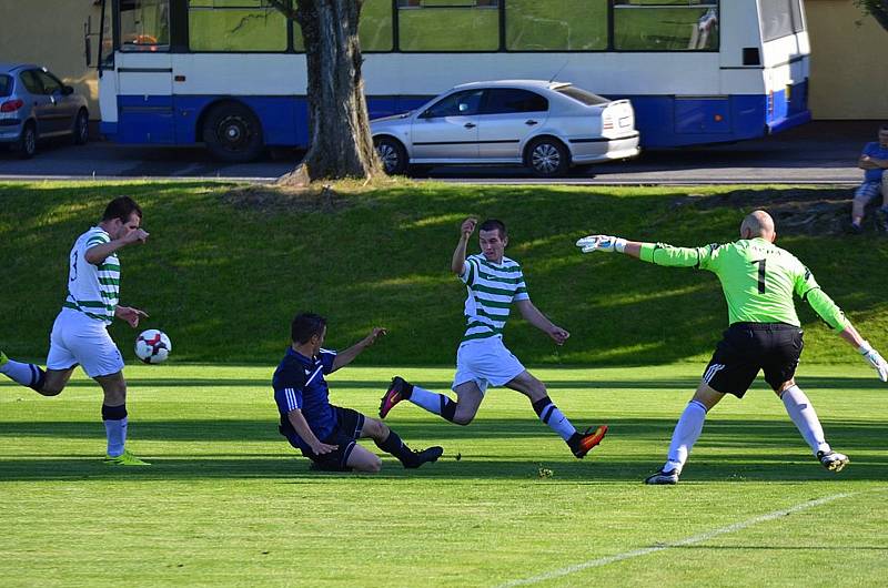 Vacovští fotbalisté hráli hodinu v oslabení a lídrovi tabulky z Dražic podlehli 1:4.