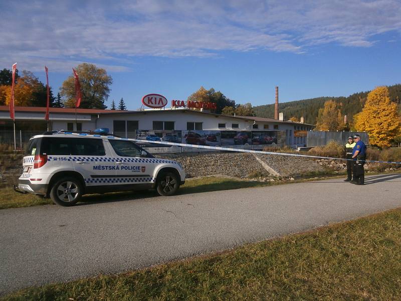 Policejní manévry na břehu řeky Volyňky ve Vimperku.