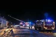 V neděli 10. ledna čekal hasiče o složitý zásah při požáru truhlářské dílny ve Volarech, pod kontrolu ho dostávali tři hodiny. Foto: archiv HZS JčK