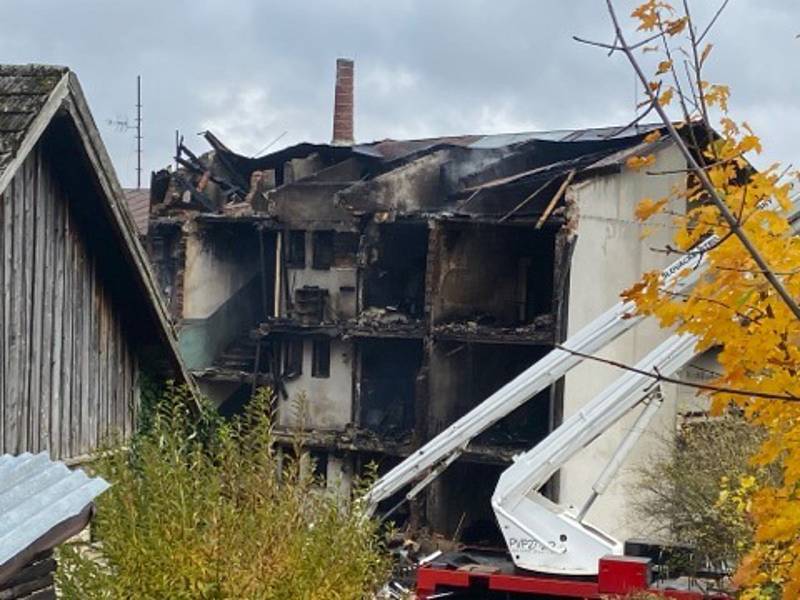 Pohled na výbuchem zničený bytový dům v Lenoře na Prachaticku. Při tragické události jeden člověk zemřel a devět lidí se zranilo, z toho dva těžce.