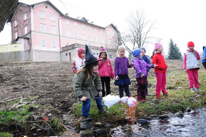 Vítání jara ve zdíkovském zámeckém parku.