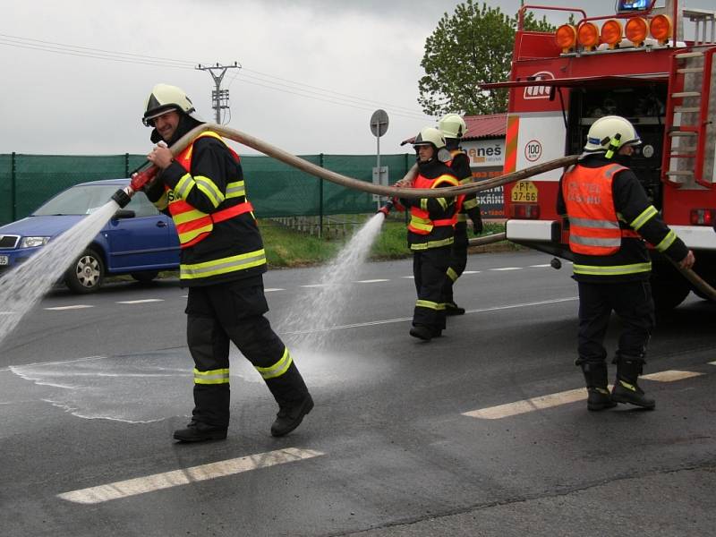 Tři hodiny trvala likvidace nafty na pětikilometrovém úseku silnice u Němčic.