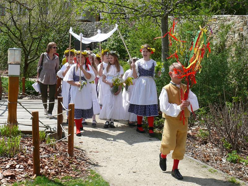 V parku Hospice sv. Jana N. Neumanna otevíraly děti ze Základní školy ve Vodňanské ulici studánky.