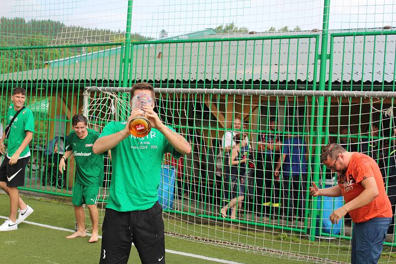 Lažišťští fotbalisté si užívali další kolo oslav postupu do krajského přeboru.