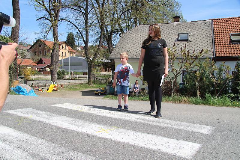 Julie Dolejšová z Husince zachránila svého brášku Šimona před srážkou s autem.