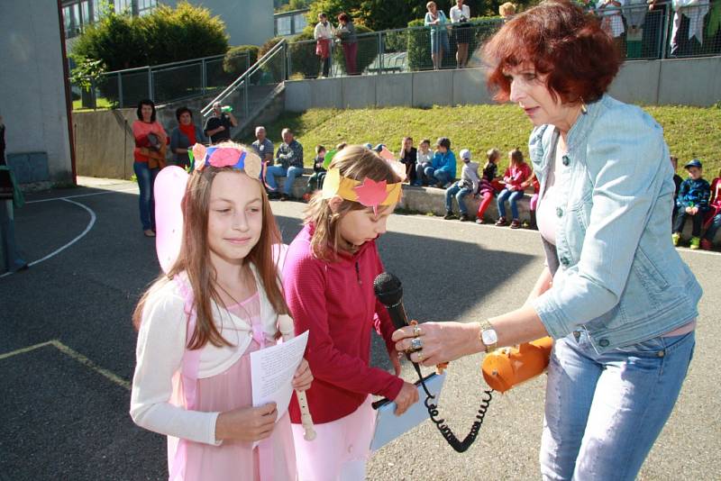 Knihovna na klech přijela letos na ZŠ Zlatá stezka v Prachaticích. Po tamní naučné stezce se pak společně vydali spisovatelé, knihovnice a žáci, ti dokonce převlečení za skřítky a víly.