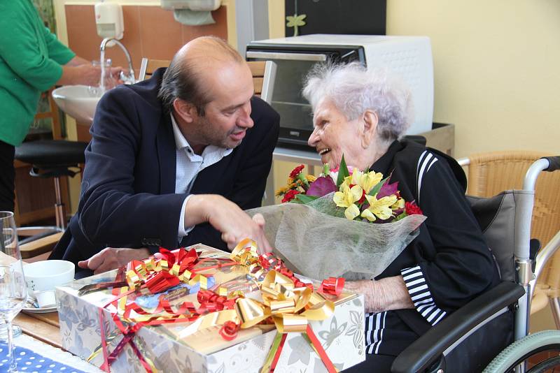 K úctyhodnému životnímu jubileu přišel Marii Záhrebové gratulovat do Domova seniorů Mistra Křišťana starosta Prachatic Martin Malý.