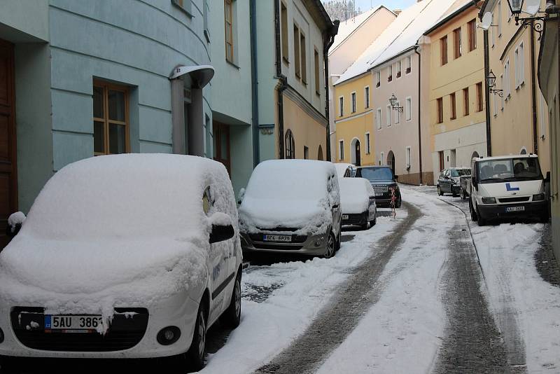 Od brzkého rána se v Prachaticích uklízelo, takže silnice jsou s opatrností sjízdné a chodníky schůdné.