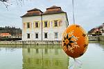 Centinaia di visitatori rispondono a quiz di conoscenza accompagnati da uova di Pasqua nei giardini del castello di Kratochvíle.