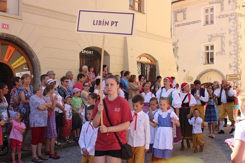 Kočár tažený koňmi přivezl na Velké náměstí Leonu Machálkovou. V průvodu se představili všichni účinkující.