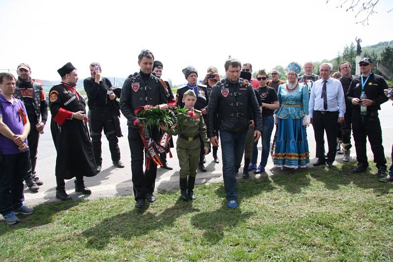 Místo původního památníku leží pod silnicí, konec druhé světové války na Prachaticku připomíná novější. I sem přišli Noční vlci položit květiny.