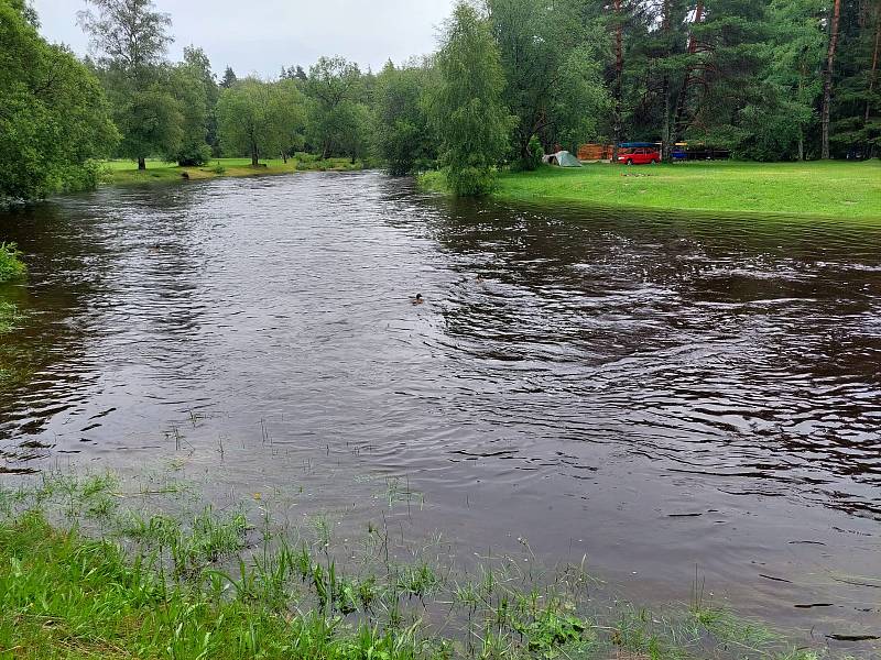 Vltava na Soumarském mostě je těsně pod bodem vylití.