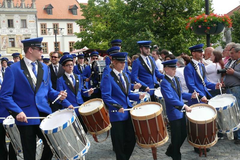 Sobotní program Slavností Zlaté stezky v Prachaticích odstartoval příchod historického průvodu s hlavním hostem letošních slavností Helenou Vondráčkovou.