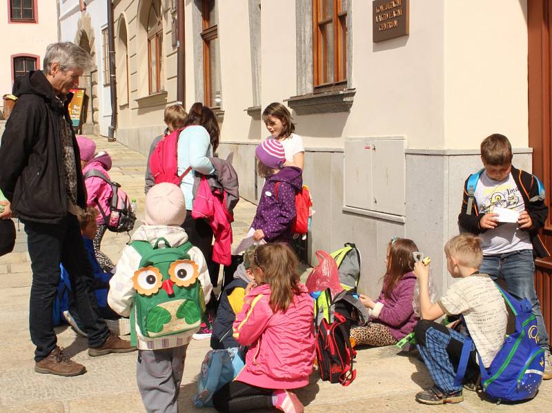 Sto dvacet dětí ve čtvrtek 11. května plnilo úkoly okresní soutěže mladých zdravotníků v ulicích Prachatic.