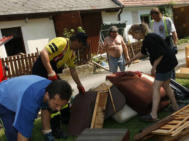 Strunkovičtí uklízejí po velké vodě.