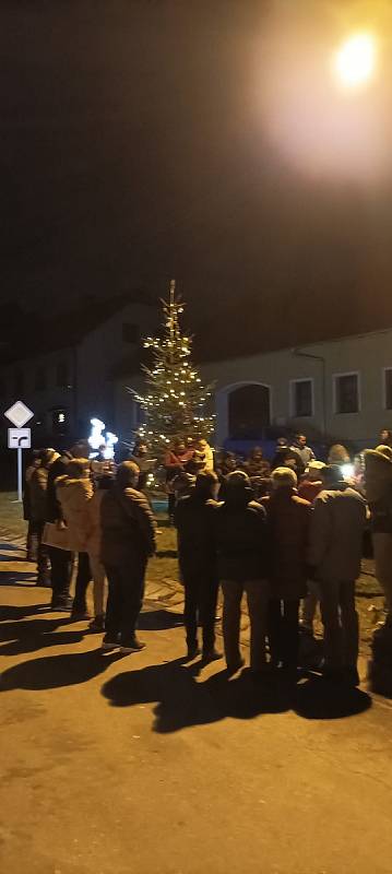 K akci Česko zpívá koledy s Deníkem se připojili i lidé ve Vitějovicích.