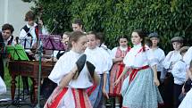 Libín-S Prachatice a dětský folklórní soubor Ostravička z Frýdku - Místku zahájily na Parkáně 20. novodobou sezonu plavení dřeva na Schwarzenberském plavebním kanále.