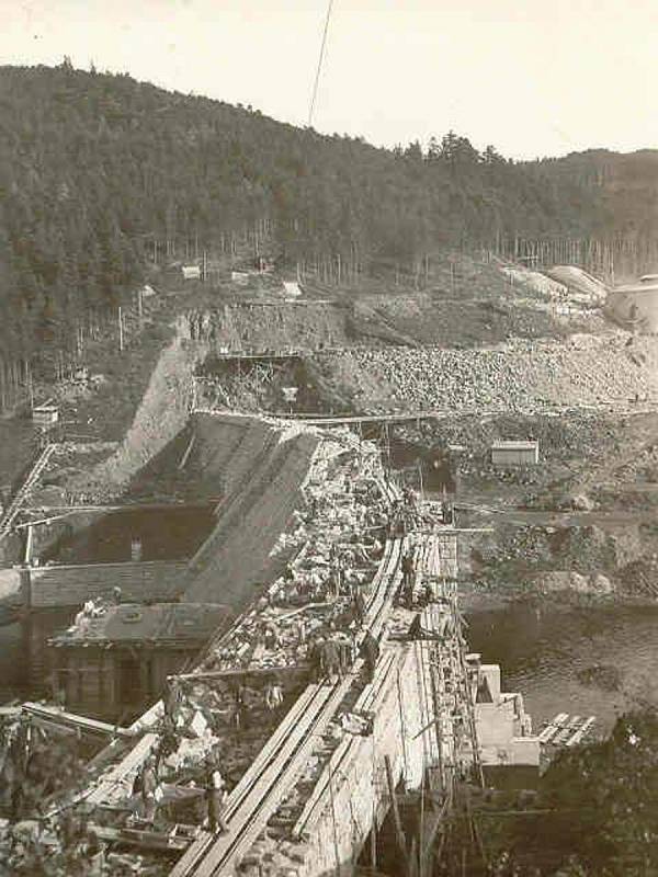 Stavba Husinecké přehrady v roce 1937.