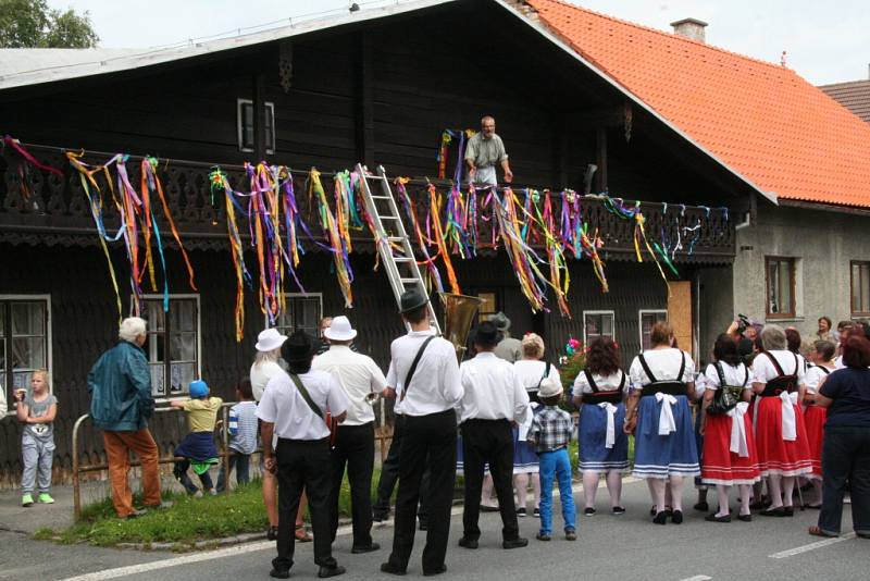 Volary zažily v sobotu 13. srpna Staročeskou Konopickou. Pazderník a Konopička svému osudu neunikli a všichni se pak večer společně pobavili na lidové veselici.