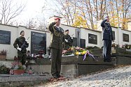 Květinou položenou na místo posledního odpočinku vzpomněli Prachatičtí na Tomáše Procházku, který zemřel před čtyřmi roky na misi v Afghánistánu.