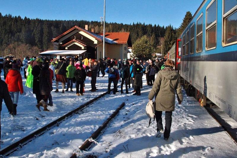 Cesta kolem světa silvestrovským vlakem z Vimperka na Kubovu Huť.