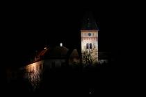 Vimperský zámek při nočním osvětlení.