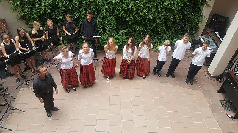 Na dvorku Základní umělecké školy v Prachaticích zakončili studenti hudby školní rok.