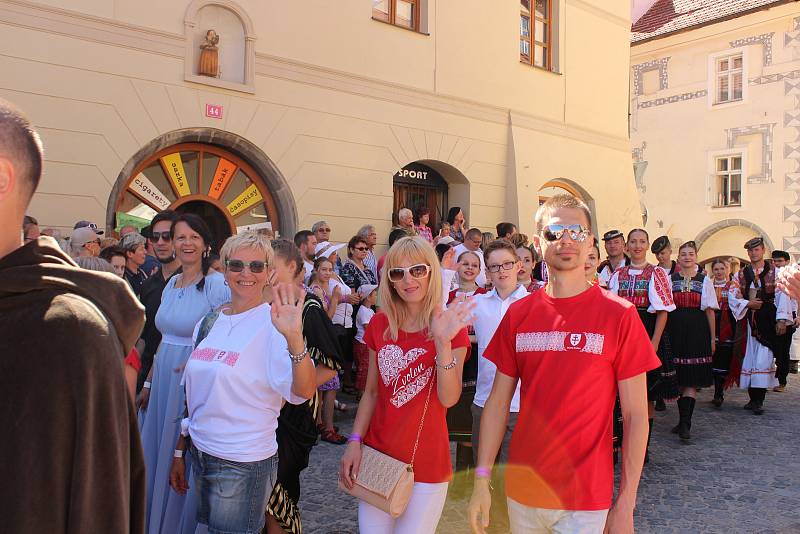 Kočár tažený koňmi přivezl na Velké náměstí Leonu Machálkovou. V průvodu se představili všichni účinkující.