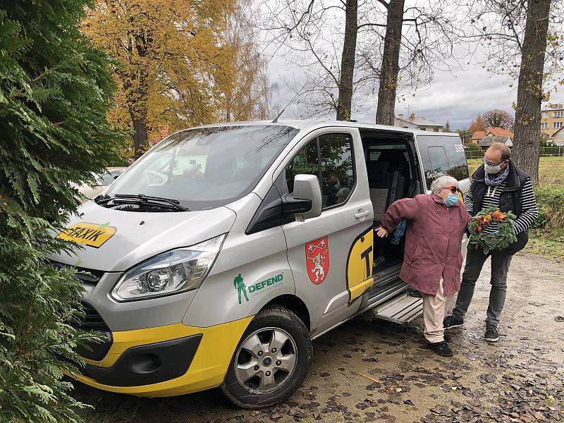 Zdravotně postižení i senioři mají možnost objednat si na prachatické radnici Taxík Maxík, který je odveze s dušičkovou výzdobou na hřbitov. Službu využily sestry Šímovy, jež na hřbitově doprovázeli Zdeněk Krejsa s Hankou Rabenhauptovou, která zároveň poř