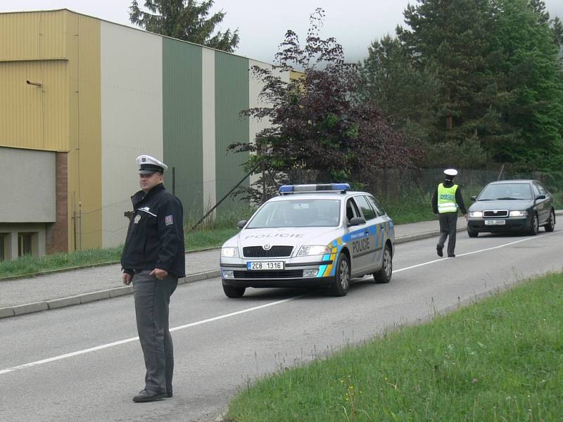 Dopravní policisté dohlíželi na kolonu s velkým nasazením.