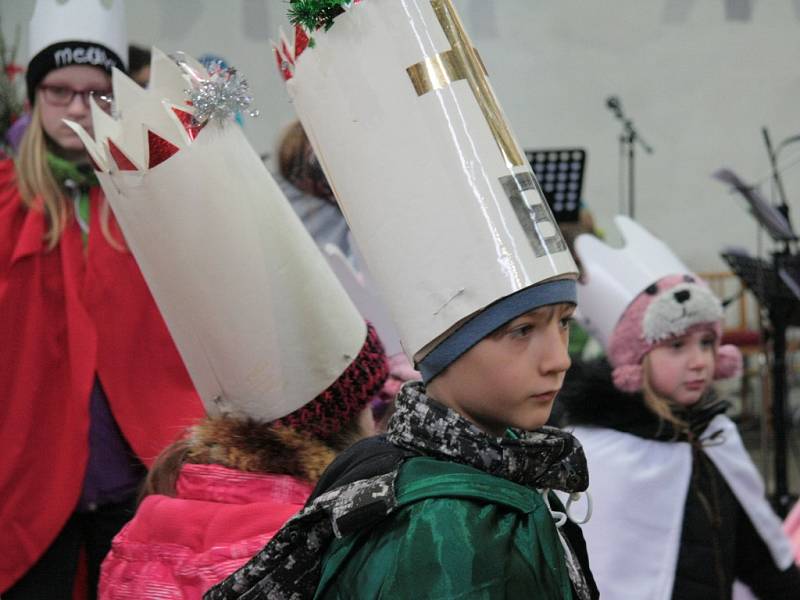 Od druhého ledna začala i na Prachaticku Tříkrálová sbírka. Koledníkům požehnali včera také při dětské mši v kostele svatého Jakuba v Prachaticích.