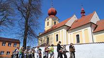 Jedenadvacet kluků ze Šumavských Hoštic od čtvrtka do soboty chodí od domu k domu s řehtačkami.