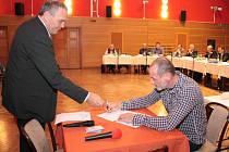 Luboš Drenčeni nastoupil po minulých komunálních volbách do svého čtvrtého volebního období. Slib zastupitele podepsal 6. listopadu 2014, toto pondělí na post v zastupitelstvu rezignoval.