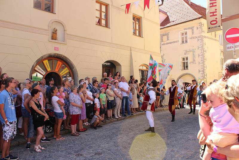 Kočár tažený koňmi přivezl na Velké náměstí Leonu Machálkovou. V průvodu se představili všichni účinkující.