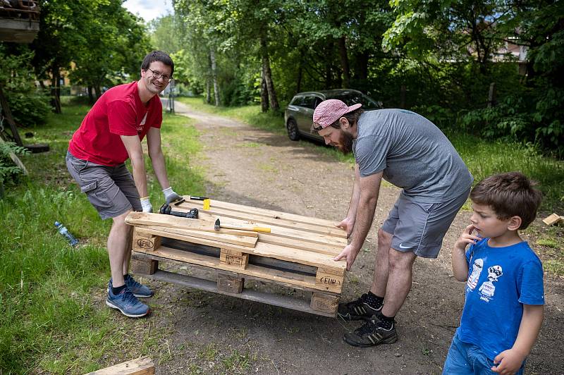 Kralova vila v Prachaticích září, na pomoc s úklidem přijeli dobrovolníci.