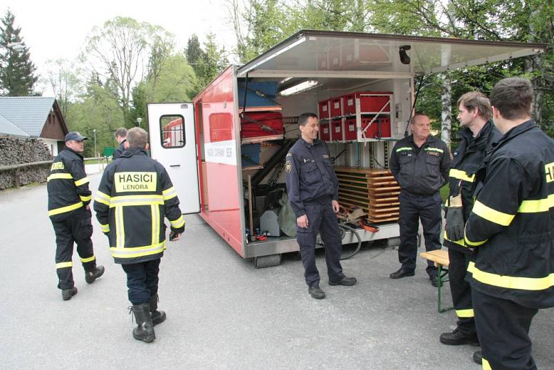 Oblast Národního parku Šumava od Nového Údolí přes Vltavskou cestu k Nové Peci až po Plešné jezero se ve čtbrtek stala místem pátrání po dvanácti ztracených účastnících nelegálního závodu. Naštěstí se jednalo o součinnostní cvičení záchranných složek.